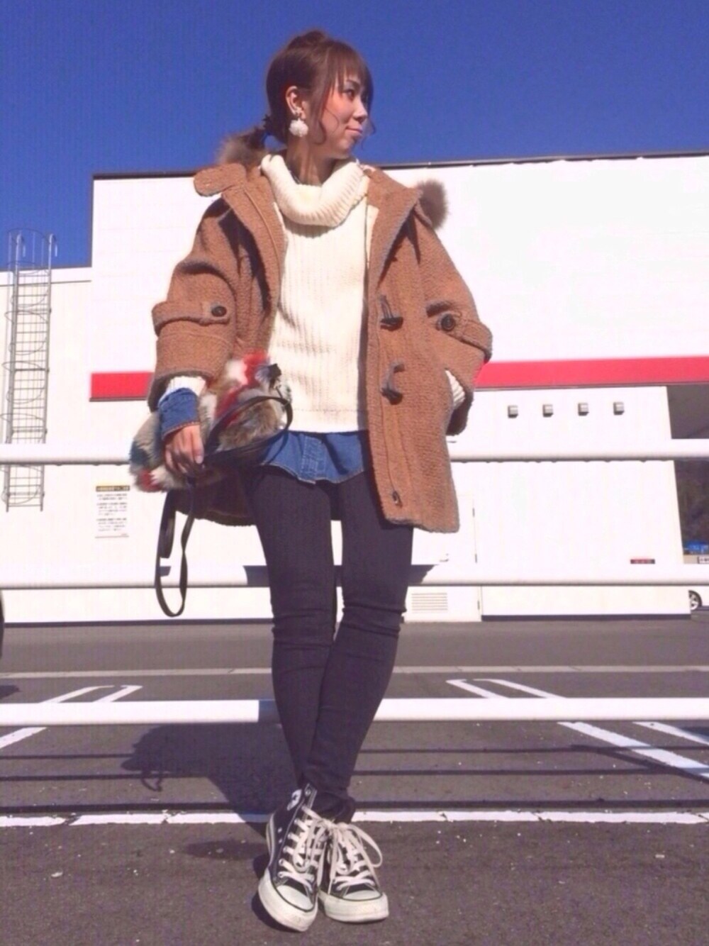 ホワイト系のニット/セーター、ブラウン系のダッフルコート、ブラック系のその他パンツを着用したレディースの冬コーディネートの1枚目の写真