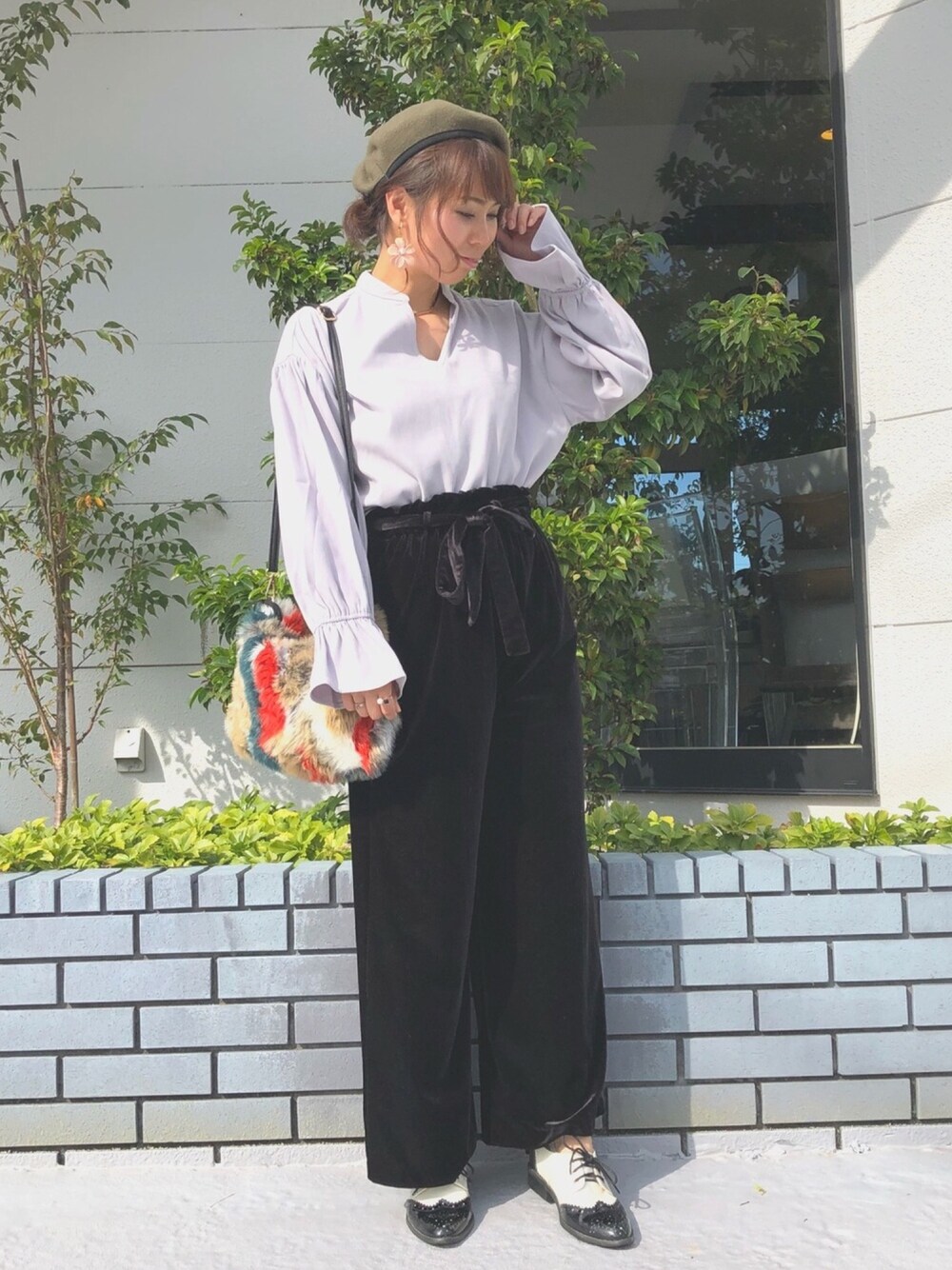 グレー系のシャツ/ブラウス、ブラック系のその他パンツ、その他のその他シューズを着用したレディースの秋コーディネートの1枚目の写真
