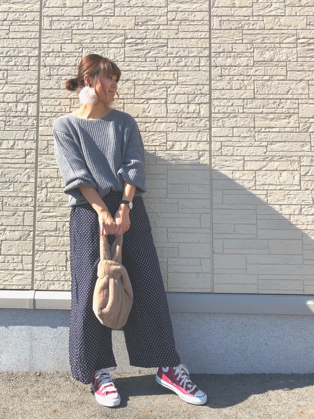 グレー系のニット/セーター、ブルー系のその他パンツ、ベージュ系のバッグを着用したレディースの秋コーディネートの1枚目の写真