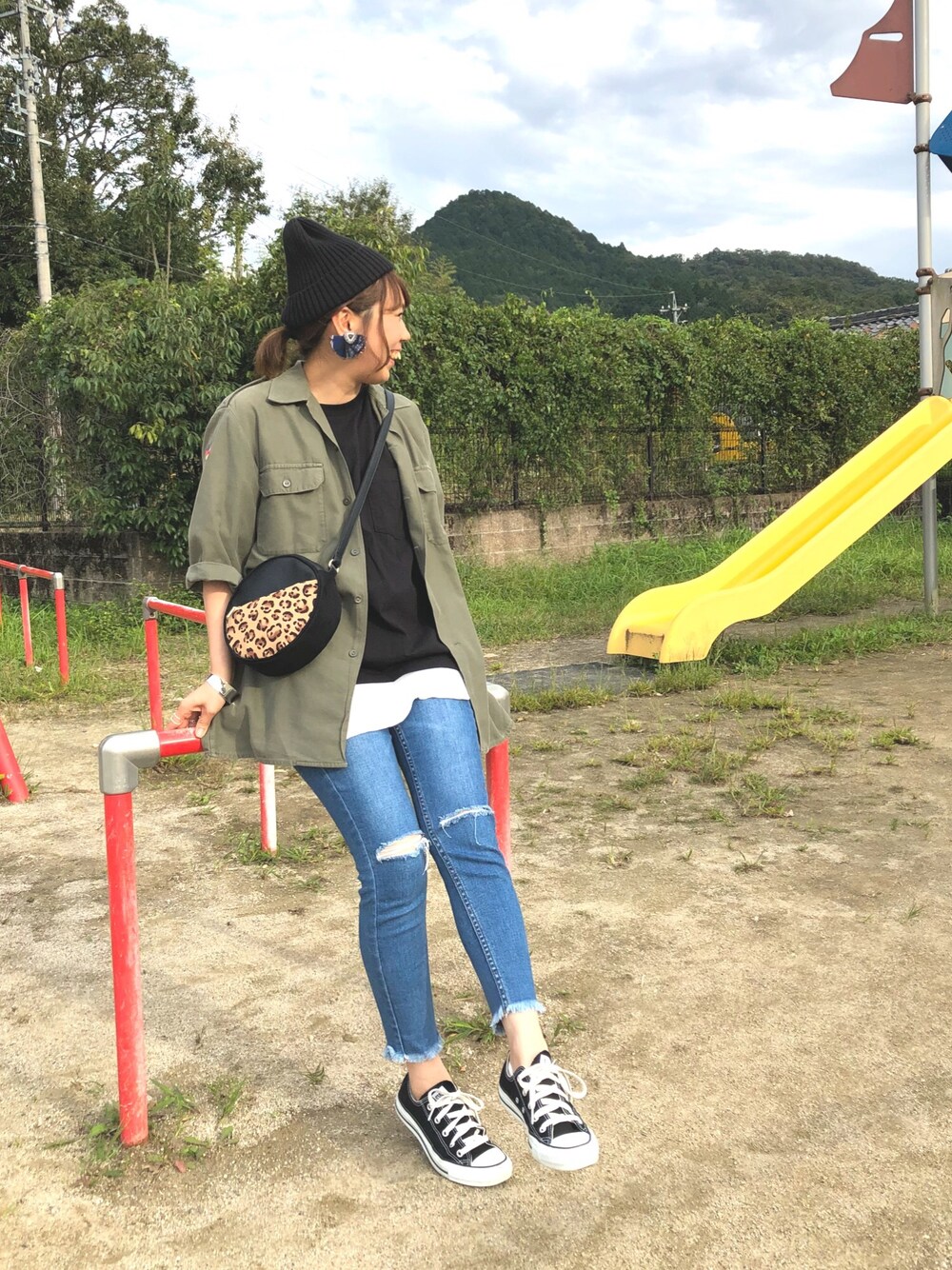 ブラック系のTシャツ/カットソー、ブルー系のTシャツ/カットソー、ブルー系のデニムパンツを着用したレディースの秋コーディネートの1枚目の写真