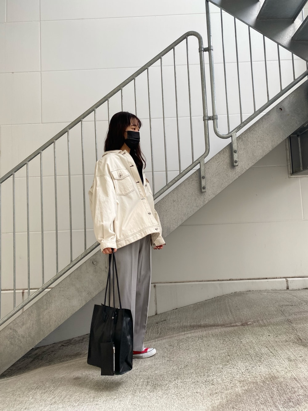 「COLONY 2139の【STYLE UP】スタイルアップテーパードアンクルパンツ/センタープレススラックスパンツ（スラックス、グレー系）」を使った、yokkoさん（レディース・159cm）の春コーディネートの1枚目の写真
