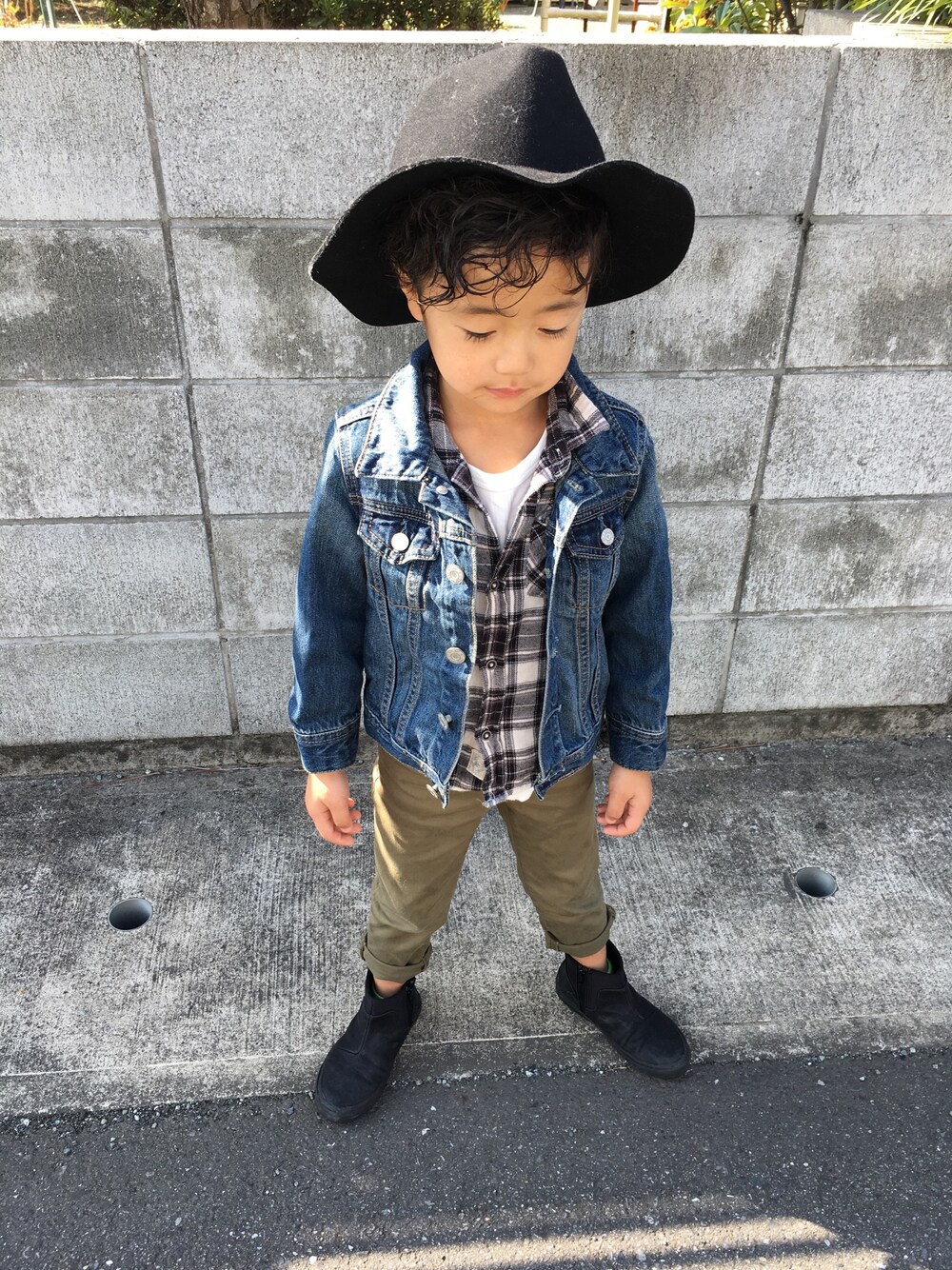 「kids、5歳、Right-on、GAP、ZARA、ハット、お洒落さんとつながりたい、fashion、デニムジャケット、カーキパンツ」｜「Right-onの【MPS】フェルトハットをオンしてワイルドに！！（ハット、ブラック系）」を使った、kmsshさん（キッズ・100cm）の冬コーディネートの1枚目の写真