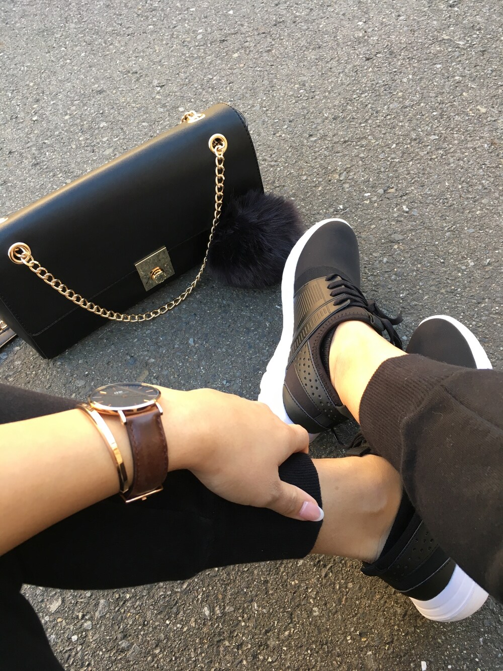 「GU、スニーカー、スニーカーコーデ、ママコーデ、fashion、お洒落さんとつながりたい、シンプルコーデ、今日のコーデ、スウェットパンツ、ブラック」｜「GUのアイテム（スニーカー、ブラック系）」を使った、kmsshさん（レディース・157cm）の冬コーディネートの1枚目の写真