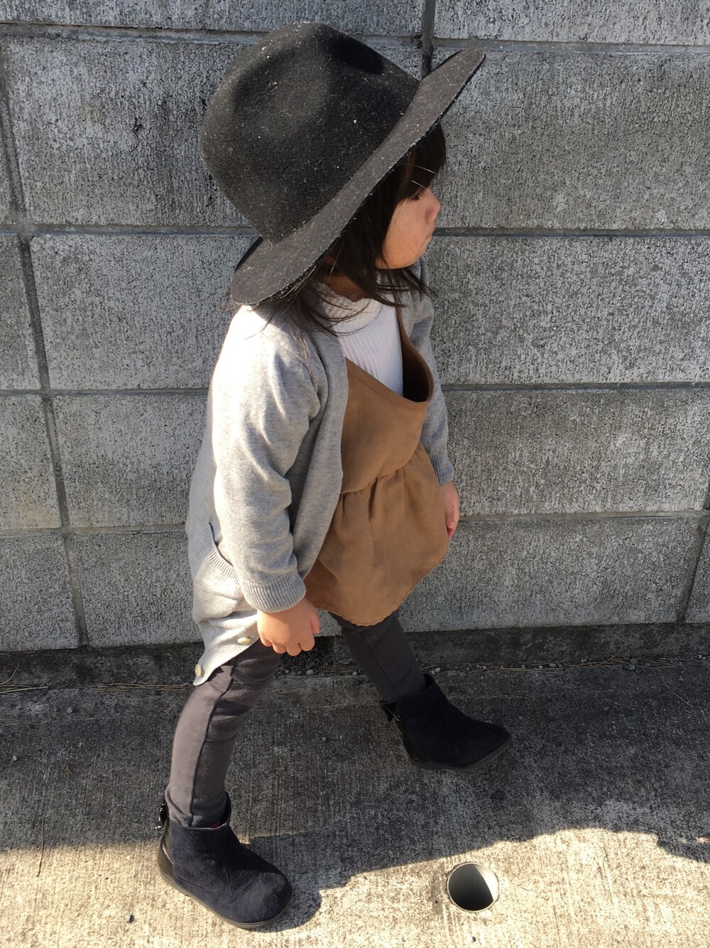 「GLOBAL WORK、old navy、Right-on、kids、おんなのこ、今日のコーデ、シンプルコーデ、ハット、fashion、3歳」｜「Right-onの【MPS】フェルトハットをオンしてワイルドに！！（ハット、ブラック系）」を使った、kmsshさん（キッズ・100cm）の冬コーディネートの1枚目の写真