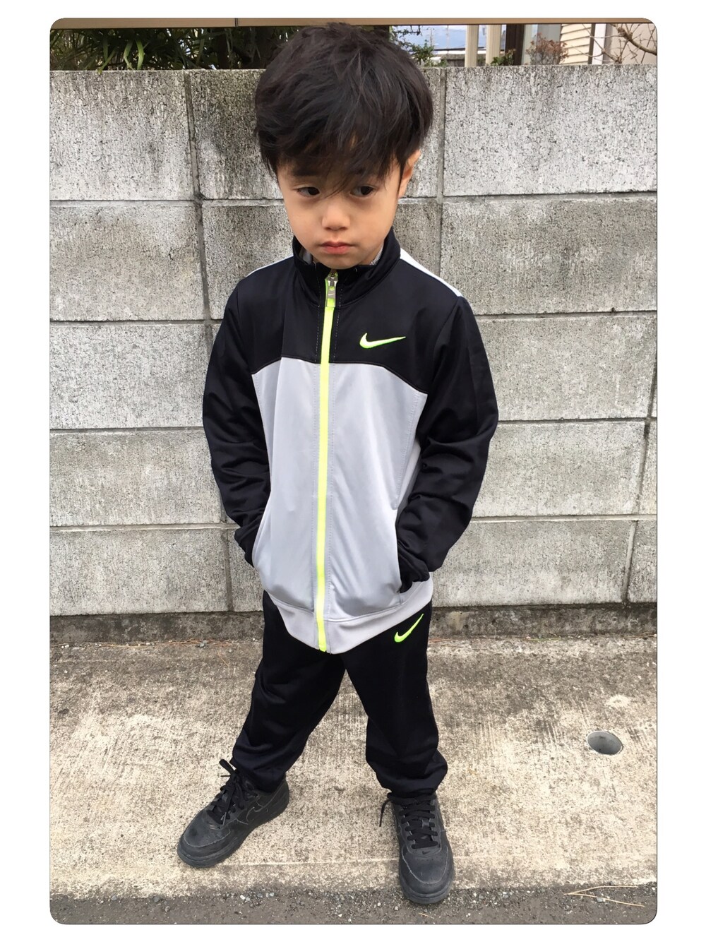 「キッズコーデ、ジャージ、NIKE、fashion、おとこのこ、5歳、kids、スニーカー、お洒落さんとつながりたい、ラフ」｜「NIKEのNIKE / FORCE 1 PS【SP】（スニーカー、ブラック系）」を使った、kmsshさん（キッズ・110cm）の冬コーディネートの1枚目の写真