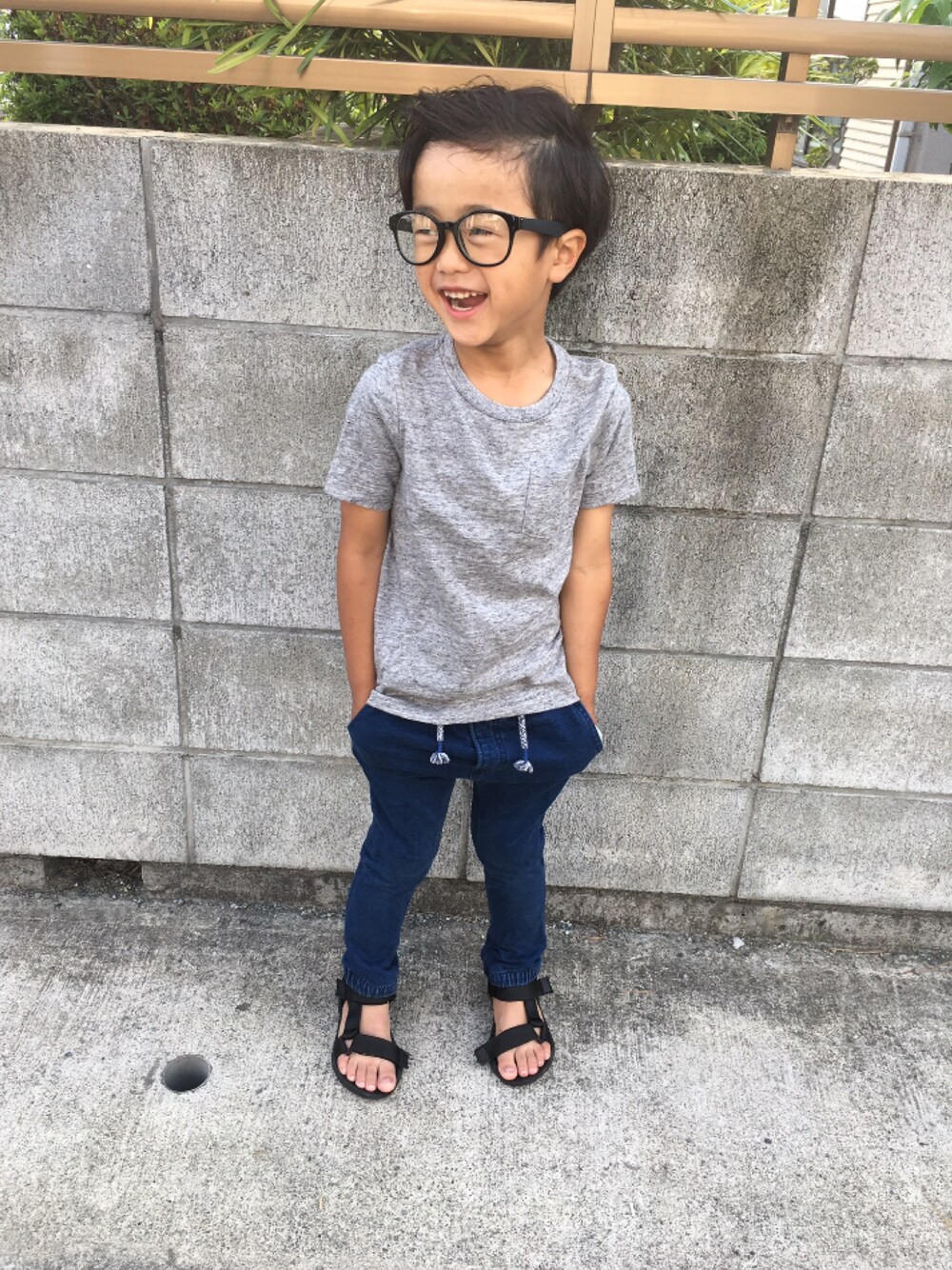 「休日スタイル、キッズファッション、kids、おとこのこ、fashion、GLOBAL WORK、GAP、kidsfashion、5歳、キッズコーデ」｜「GLOBAL WORKのアイテム（サンダル、ブラック系）」を使った、kmsshさん（キッズ・110cm）の夏コーディネートの1枚目の写真
