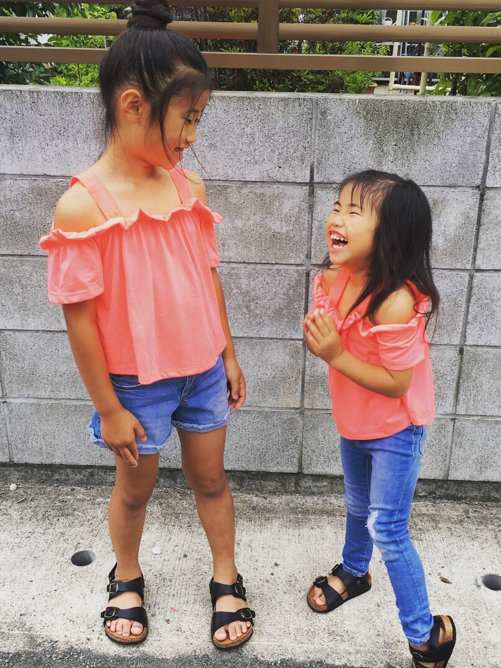 「女の子、デニム、fashion、ZARA KIDS、姉妹コーデ、オフショル、夏コーデ、蛍光カラー、プチプラ、Right-on」｜「Right-onのアイテム（サンダル、ブラック系）」を使った、kmsshさん（キッズ・120cm）の夏コーディネートの1枚目の写真