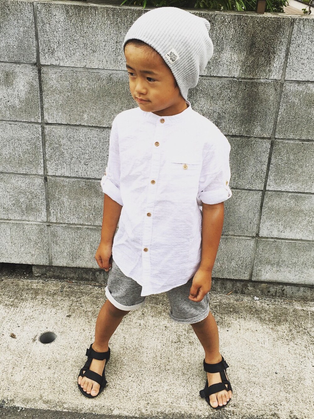 「キッズファッション、ハーフパンツ、こどもコーデ、ZARA KIDS、5歳、おとこのこ、ニット帽、fashion、GLOBAL WORK、シンプル」｜「GLOBAL WORKのアイテム（サンダル、ブラック系）」を使った、kmsshさん（キッズ・110cm）の夏コーディネートの1枚目の写真