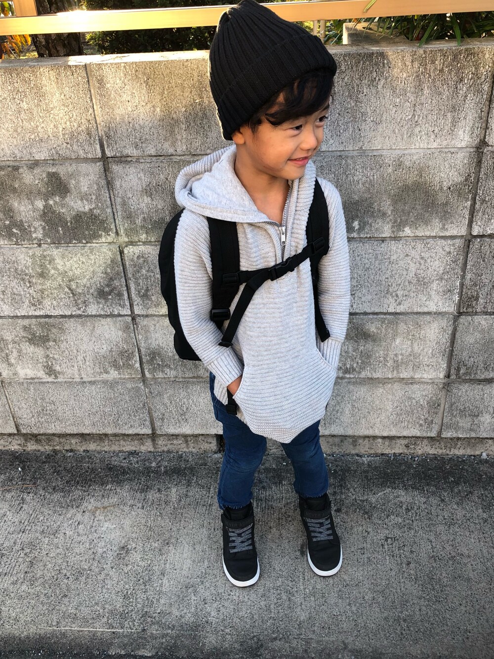 「男の子コーデ、男の子、シンプル、ニット、ニット帽、fashion、5歳、秋のコーデ、H&M、キッズコーデ」｜「SmoothyのSmoothy Color knit cap / スムージー カラーニットキャップ （ニットキャップ/ビーニー、ブラック系）」を使った、kmsshさん（キッズ・110cm）の秋コーディネートの1枚目の写真