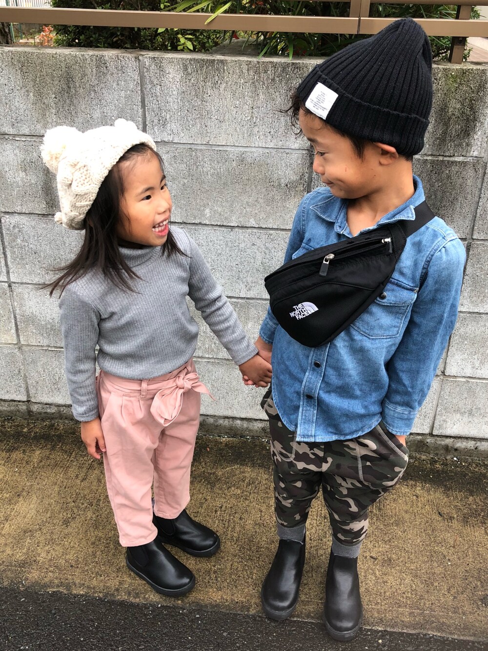「キッズコーデ、カジュアルコーデ、シンプル、kids、4歳、6歳、秋冬、GLOBAL WORK、THE NORTH FACE、ベレー帽」｜「SmoothyのSmoothy Color knit cap / スムージー カラーニットキャップ （ニットキャップ/ビーニー、ブラック系）」を使った、kmsshさん（キッズ・110cm）の秋コーディネートの1枚目の写真