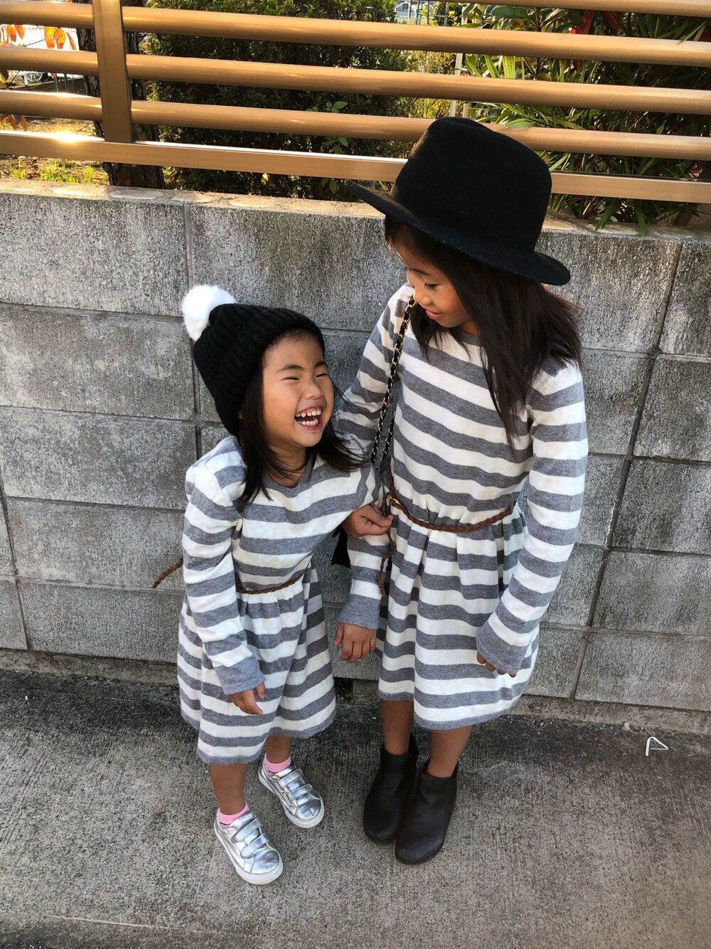 「キッズファッション、シンプル、H&M、スニーカー、プチプラ、おんなのこコーデ、ワンピース、ハット、ニット帽、リンクコーデ」｜「Right-onの【MPS】フェルトハットをオンしてワイルドに！！（ハット、ブラック系）」を使った、kmsshさん（キッズ・120cm）の秋コーディネートの1枚目の写真