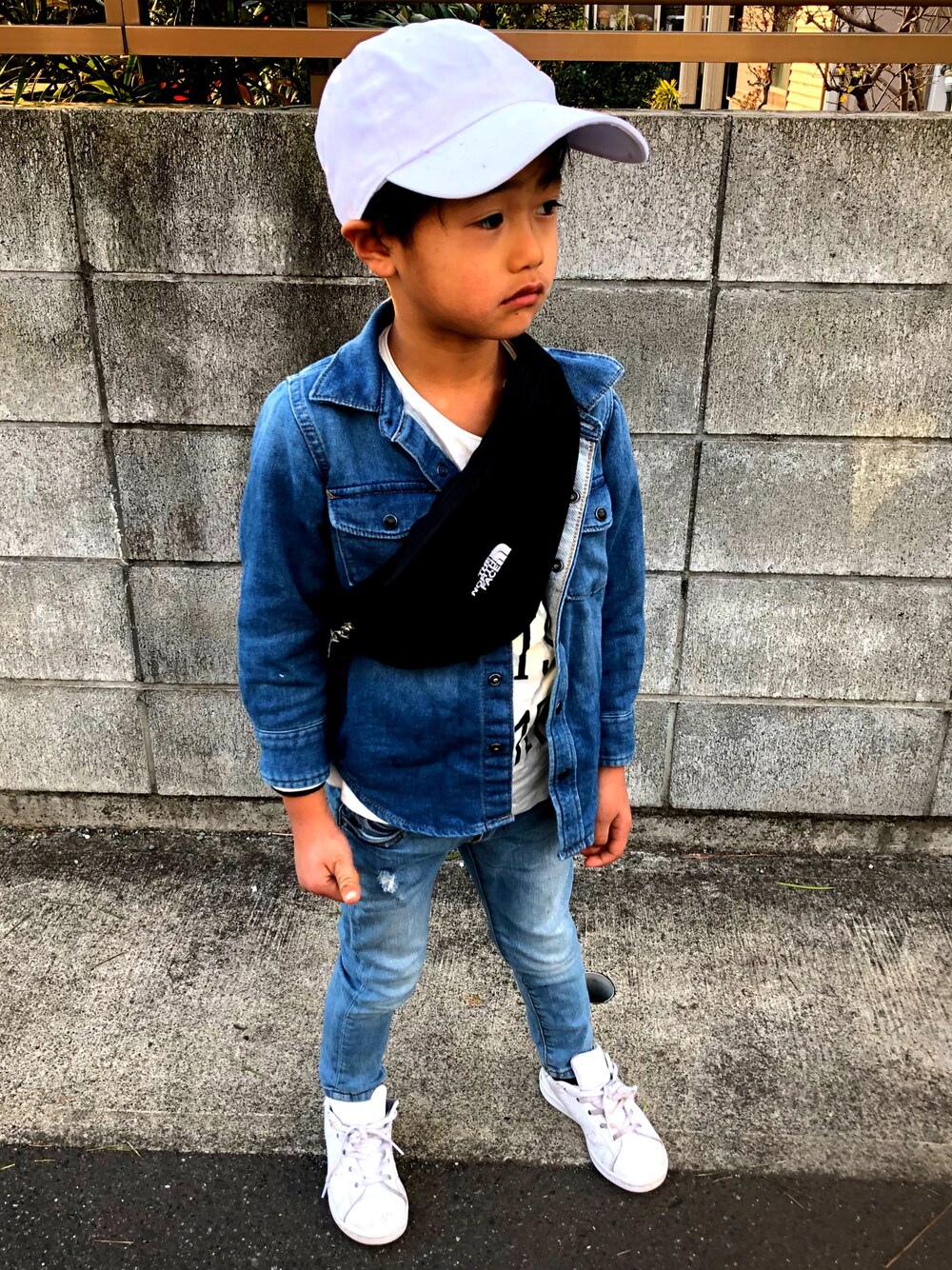 「男の子、キッズコーデ、シンプルコーデ、キャップ、男の子コーデ、fashion、キッズファッション、TOMMY HILFIGER、adidas、スニーカー」｜「THE NORTH FACEのザ・ノース・フェイス　ウェストバッグ　/　グラニュール（ボディバッグ/ウエストポーチ、ブラック系）」を使った、kmsshさん（キッズ・110cm）の冬コーディネートの1枚目の写真