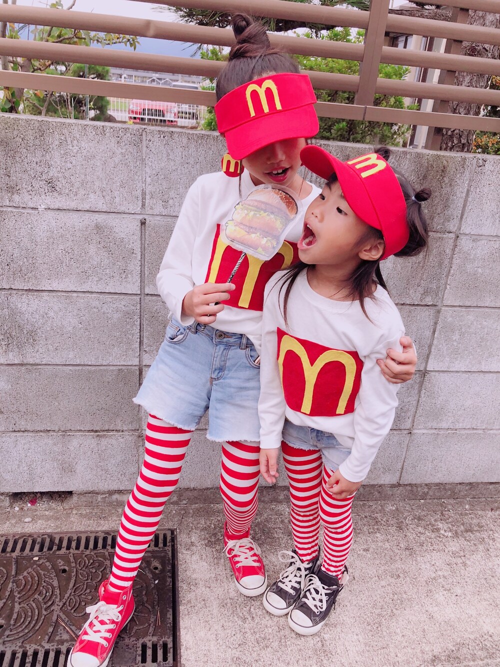 「女の子コーデ、ハロウィン、マクドガール、おしゃれさんと繋がりたい、プチプラ、ユニクロ、converse、姉妹コーデ、kids、fashion」｜「CONVERSEのアイテム（スニーカー、レッド系）」を使った、kmsshさん（キッズ・130cm）の秋コーディネートの1枚目の写真