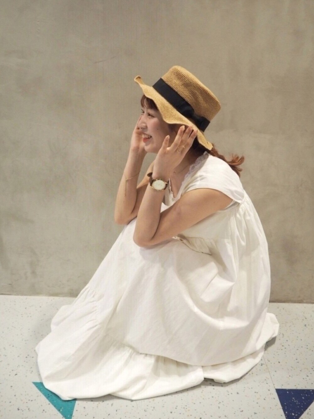 ホワイト系のワンピース、ホワイト系のタンクトップ、ブラウン系のアナログ腕時計を着用したレディースの夏コーディネートの1枚目の写真