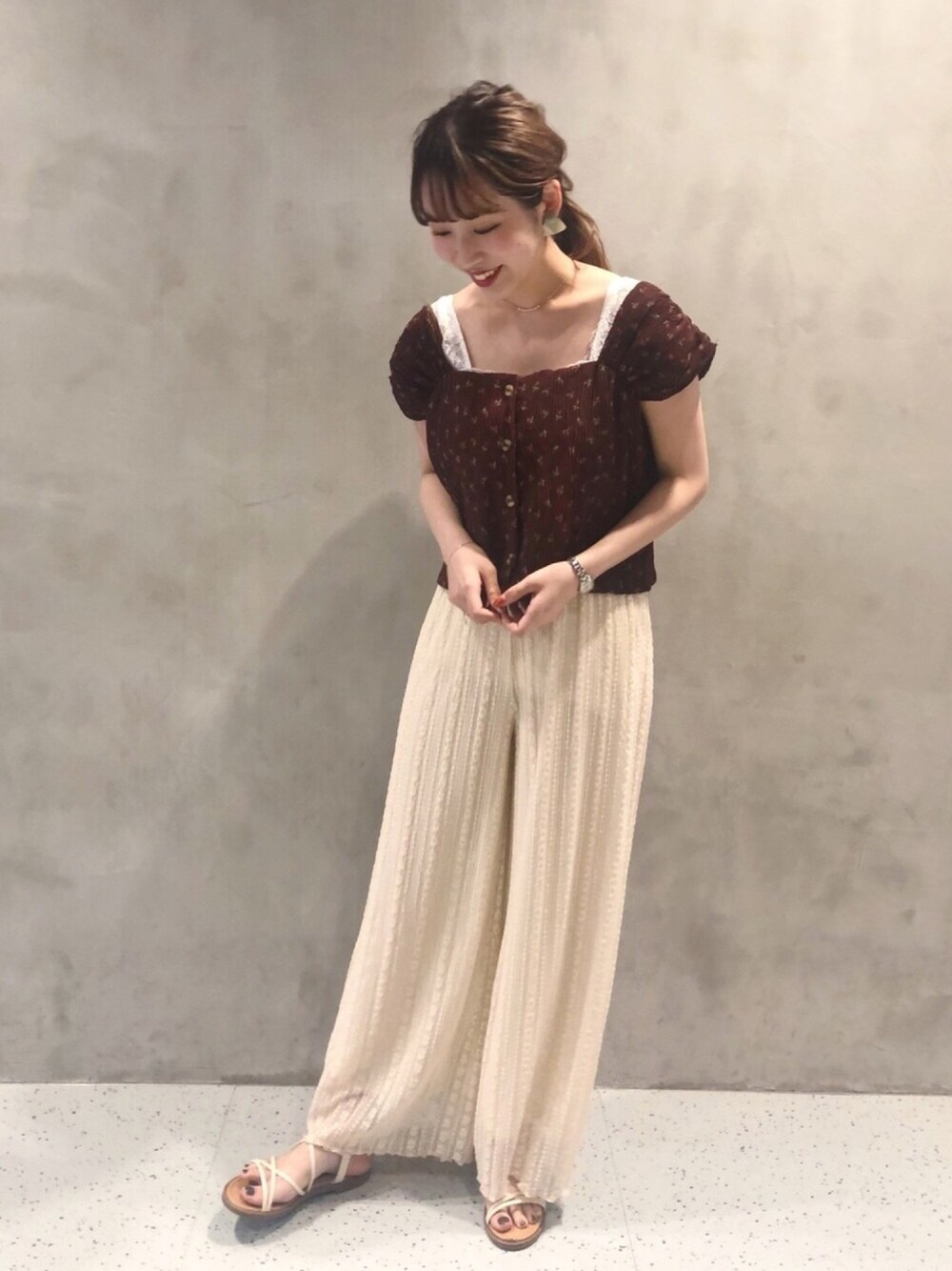 ベージュ系のその他パンツ、ブラウン系のTシャツ/カットソー、ホワイト系のタンクトップを着用したレディースの夏コーディネートの1枚目の写真