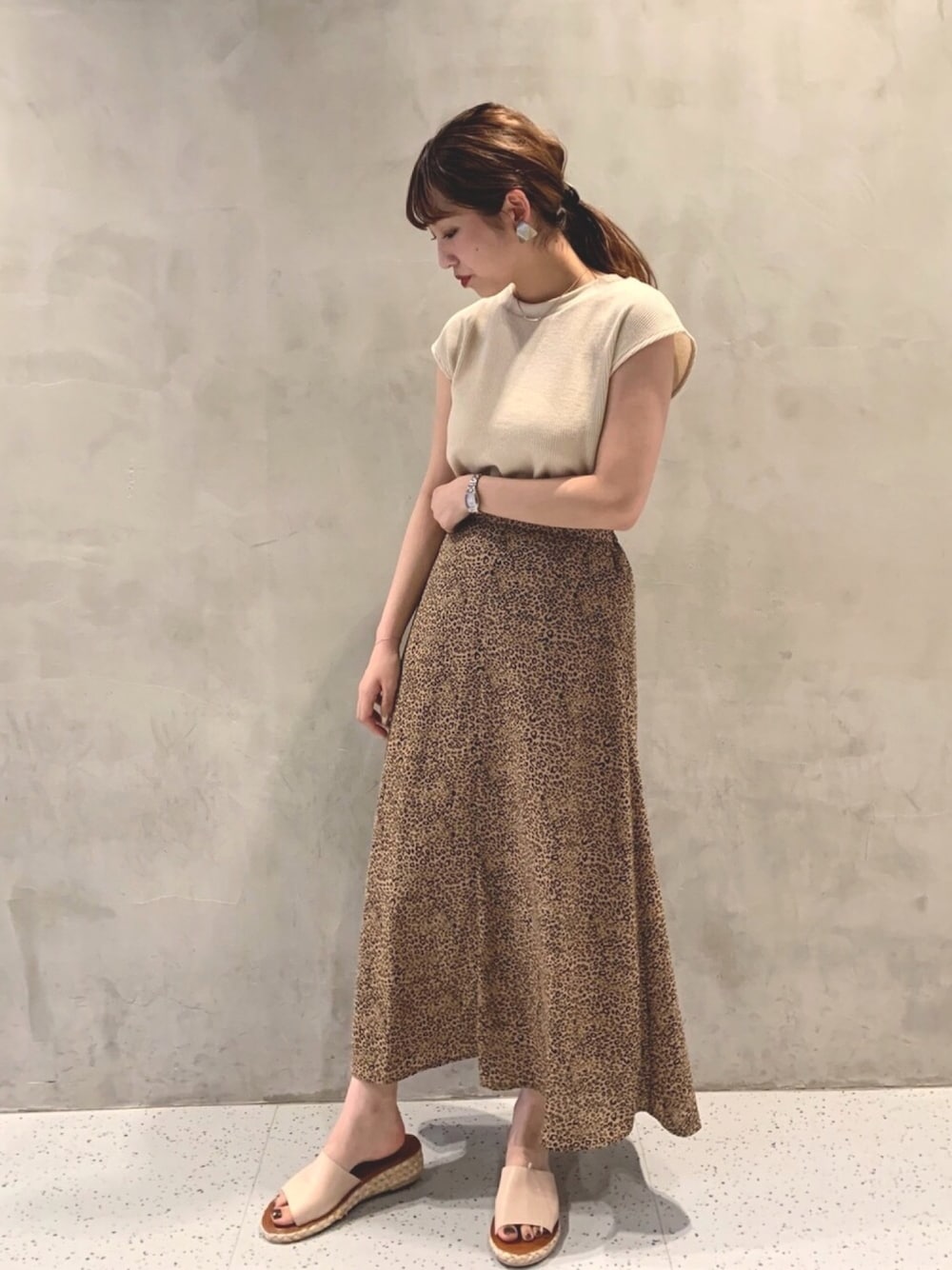 ベージュ系のTシャツ/カットソー、ベージュ系のスカート、ベージュ系のシューズを着用したレディースの夏コーディネートの1枚目の写真