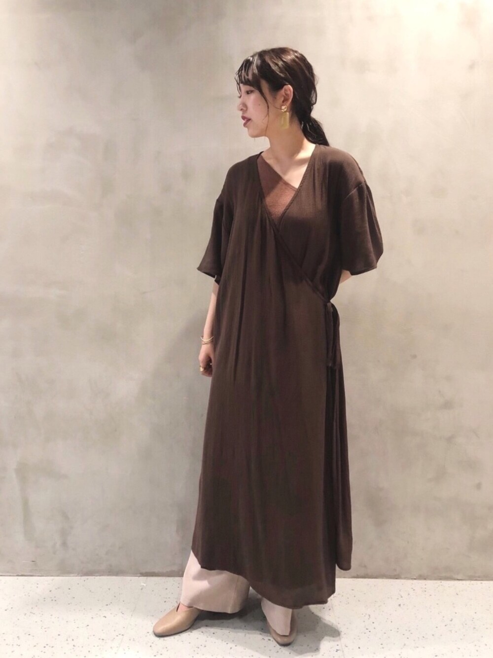 ブラウン系のワンピース、ベージュ系のその他パンツ、ベージュ系のサンダルを着用したレディースの夏コーディネートの1枚目の写真