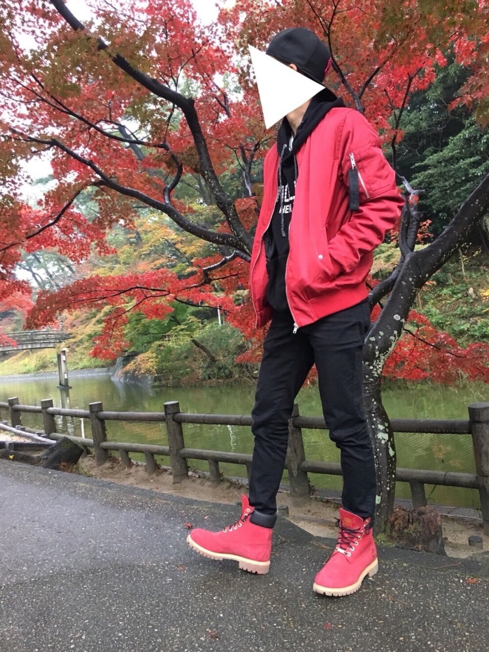 「ベルシュカ、ニューエラ、MA-1、ティンバーランド、赤黒、赤黒コーデ、紅葉、ストリート、ストリート系」｜「NEW ERAのWEGO/59FIFTY NY YANKEES（キャップ、ピンク系）」を使った、Raikiさん（メンズ・167cm）の秋コーディネートの1枚目の写真