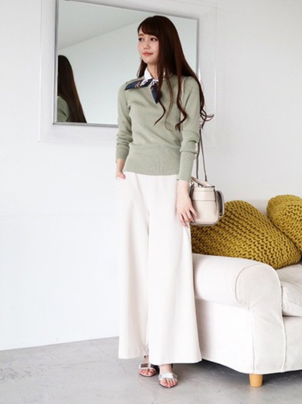 グリーン系のニット/セーター、ピンク系のその他パンツ、ホワイト系のトートバッグを着用したレディースの冬コーディネートの1枚目の写真