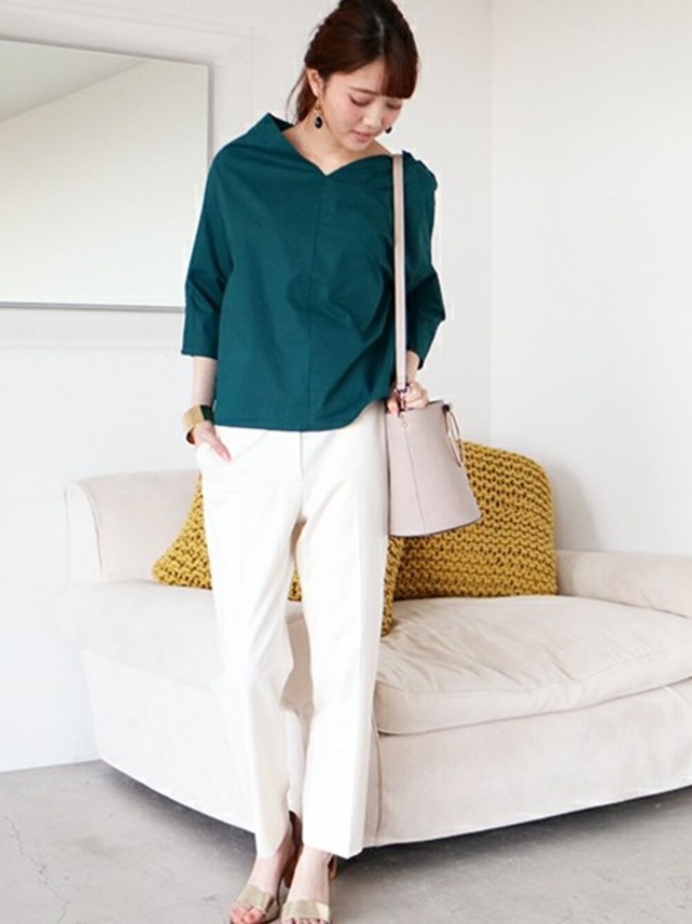 グリーン系のシャツ/ブラウス、ホワイト系のその他パンツ、ゴールド系のサンダルを着用したレディースの春コーディネートの1枚目の写真