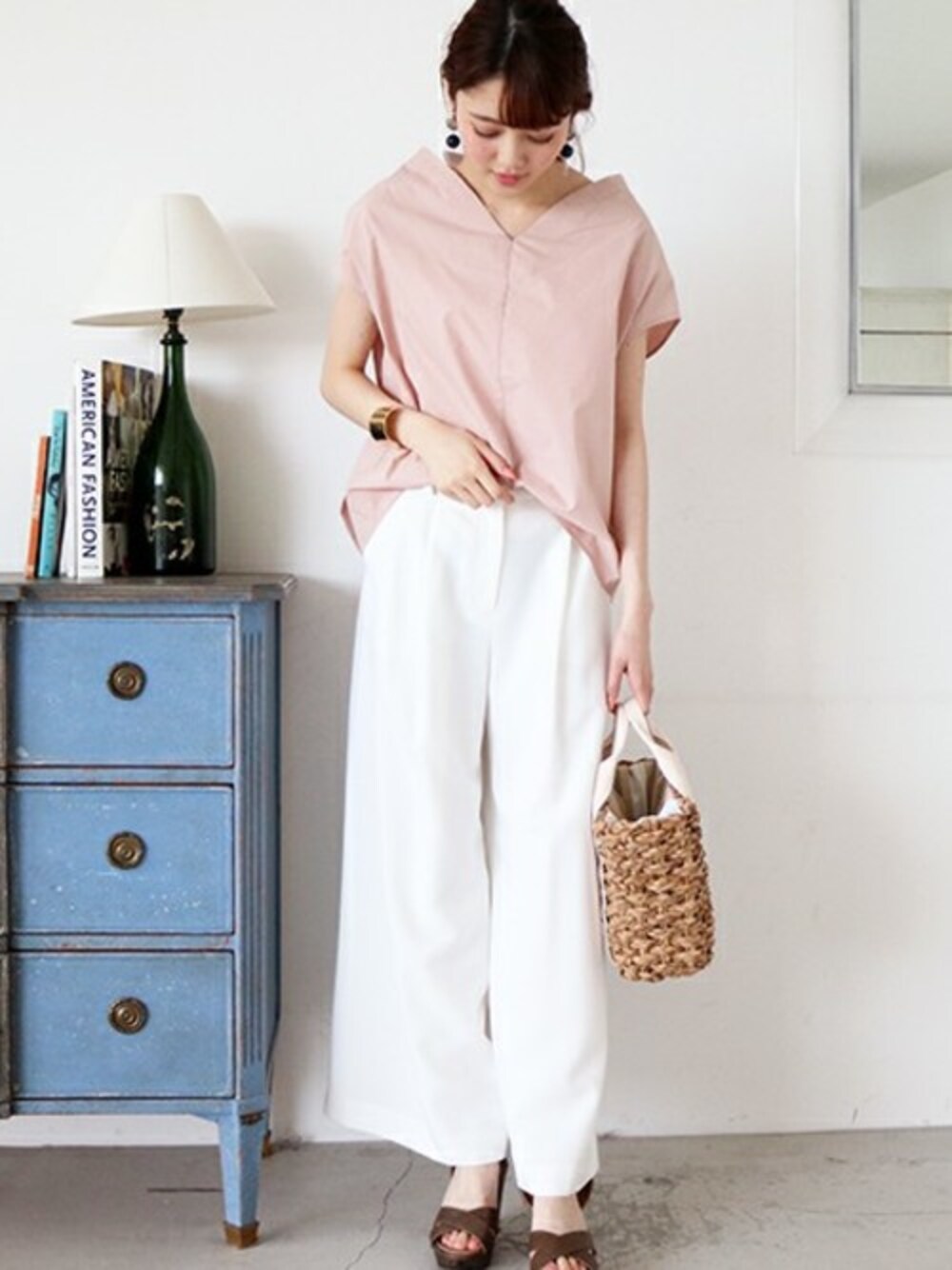 ピンク系のシャツ/ブラウス、ホワイト系のその他パンツ、グレー系のピアス(両耳用)を着用したレディースの春コーディネートの1枚目の写真