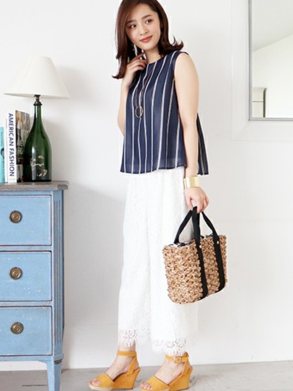 ブルー系のシャツ/ブラウス、ホワイト系のその他パンツ、イエロー系のサンダルを着用したレディースの春コーディネートの1枚目の写真