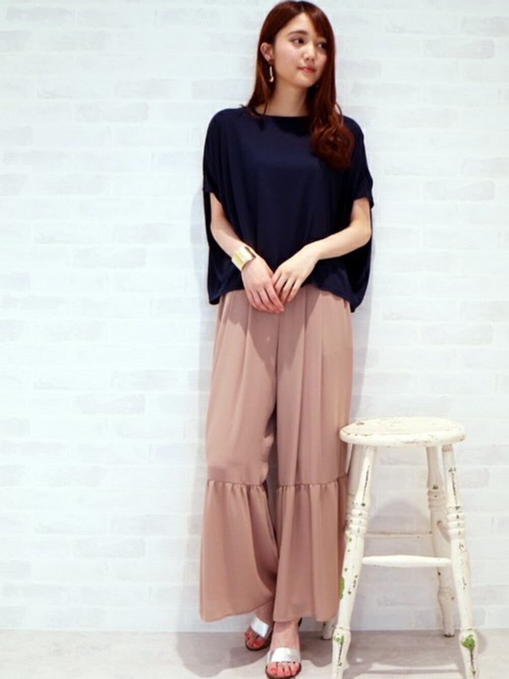 ブルー系のTシャツ/カットソー、ベージュ系のその他パンツ、シルバー系のサンダルを着用したレディースの夏コーディネートの1枚目の写真