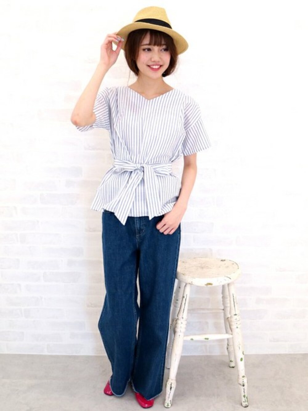 ブルー系のシャツ/ブラウス、ブルー系のデニムパンツ、ピンク系のバレエシューズを着用したレディースの夏コーディネートの1枚目の写真