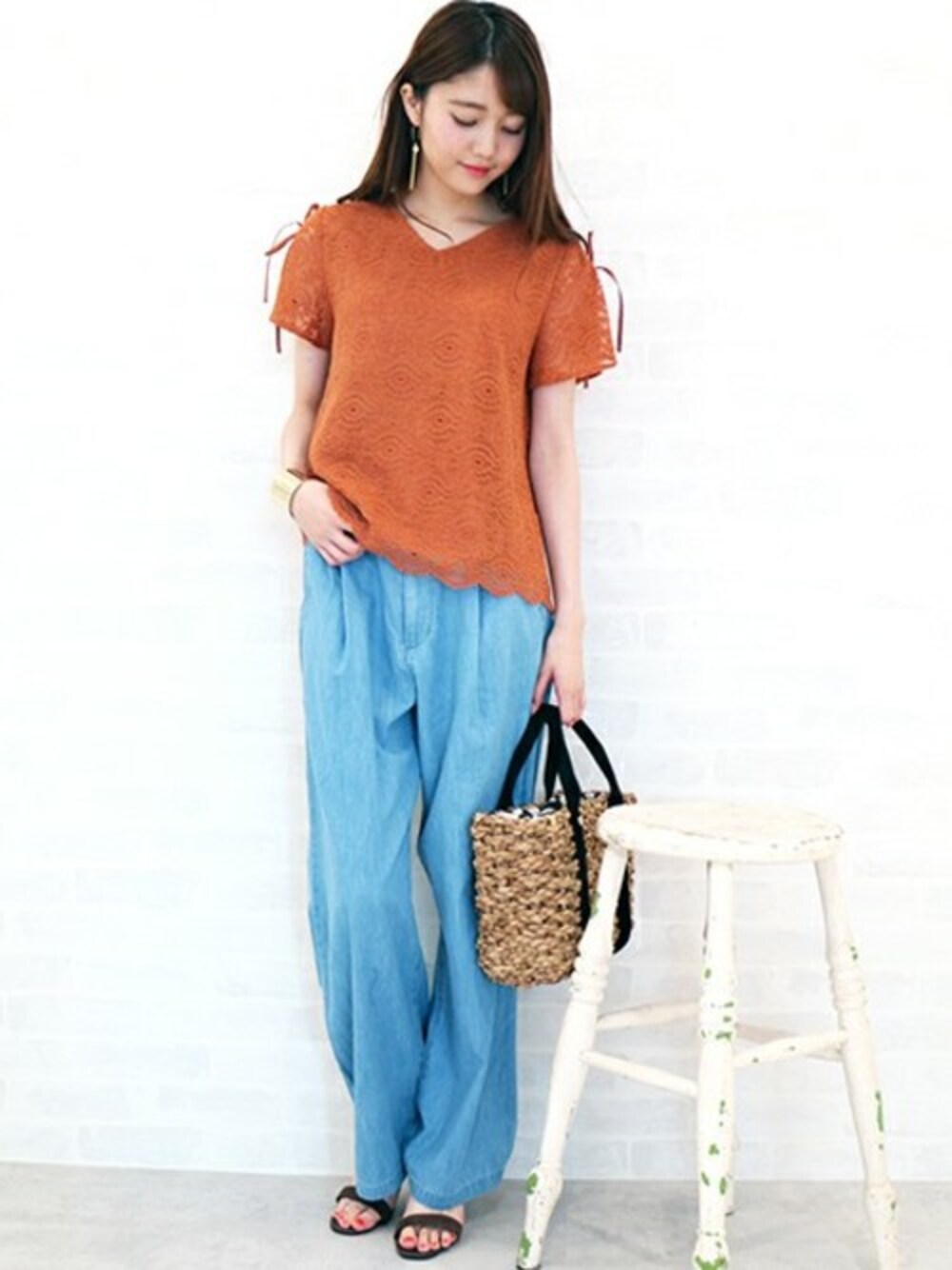 ベージュ系のシャツ/ブラウス、ブルー系のデニムパンツ、グレー系のサンダルを着用したレディースの夏コーディネートの1枚目の写真