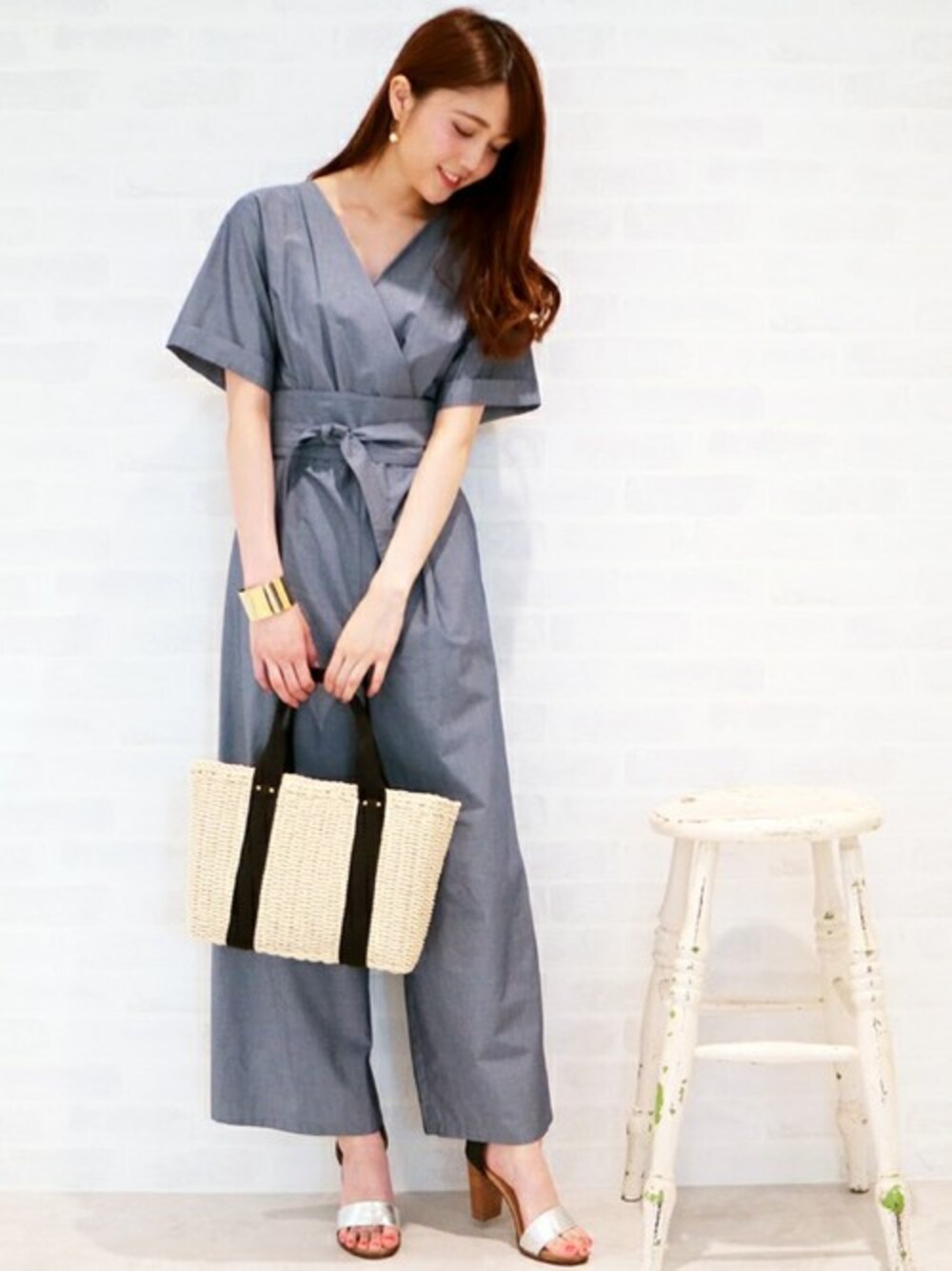 ブルー系のつなぎ/オールインワン、ベージュ系のトートバッグ、シルバー系のサンダルを着用したレディースの夏コーディネートの1枚目の写真