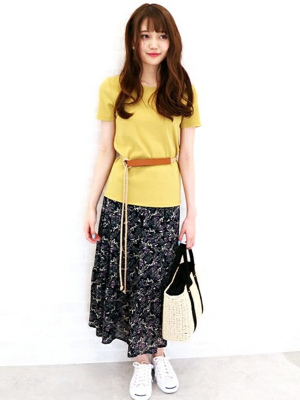 イエロー系のTシャツ/カットソー、ブルー系のスカート、ベージュ系のトートバッグを着用したレディースの夏コーディネートの1枚目の写真