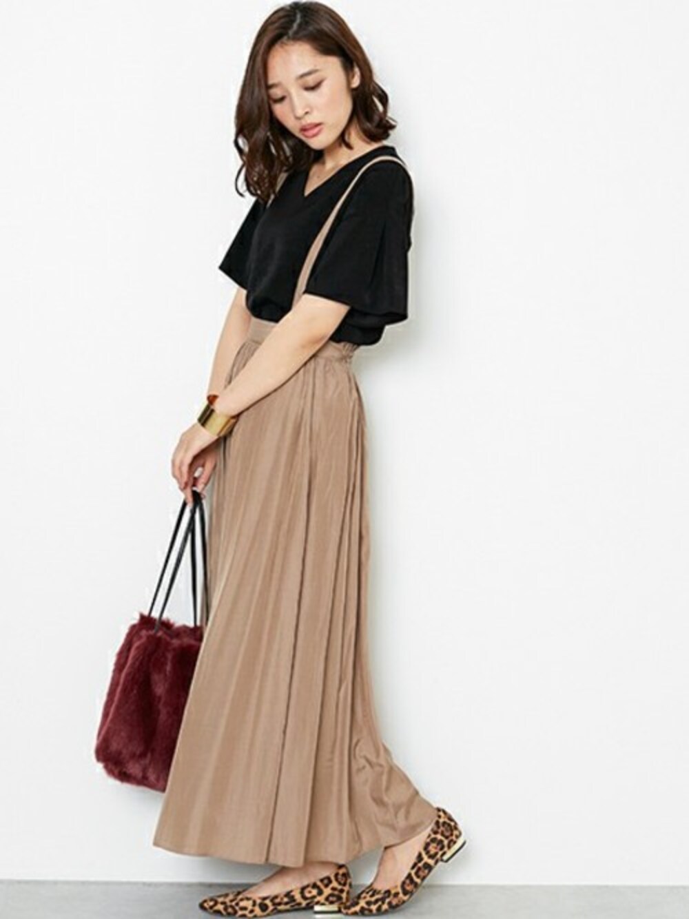 ブラック系のTシャツ/カットソー、ベージュ系のスカート、レッド系のトートバッグを着用したレディースの夏コーディネートの1枚目の写真