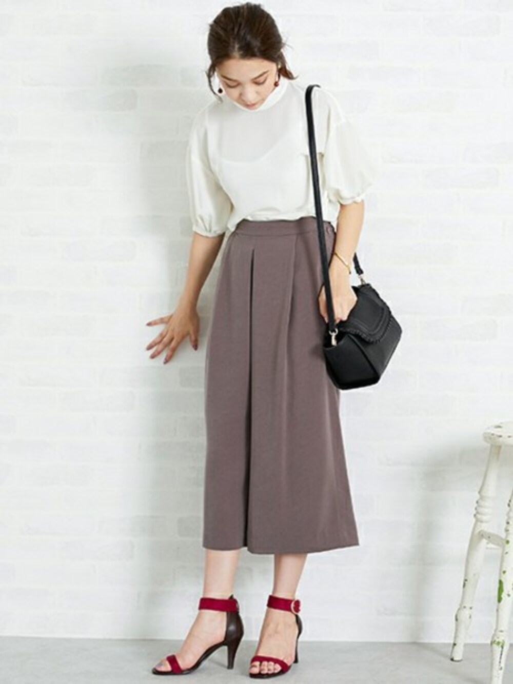 ホワイト系のシャツ/ブラウス、グレー系のその他パンツ、ブラック系のショルダーバッグを着用したレディースの夏コーディネートの1枚目の写真