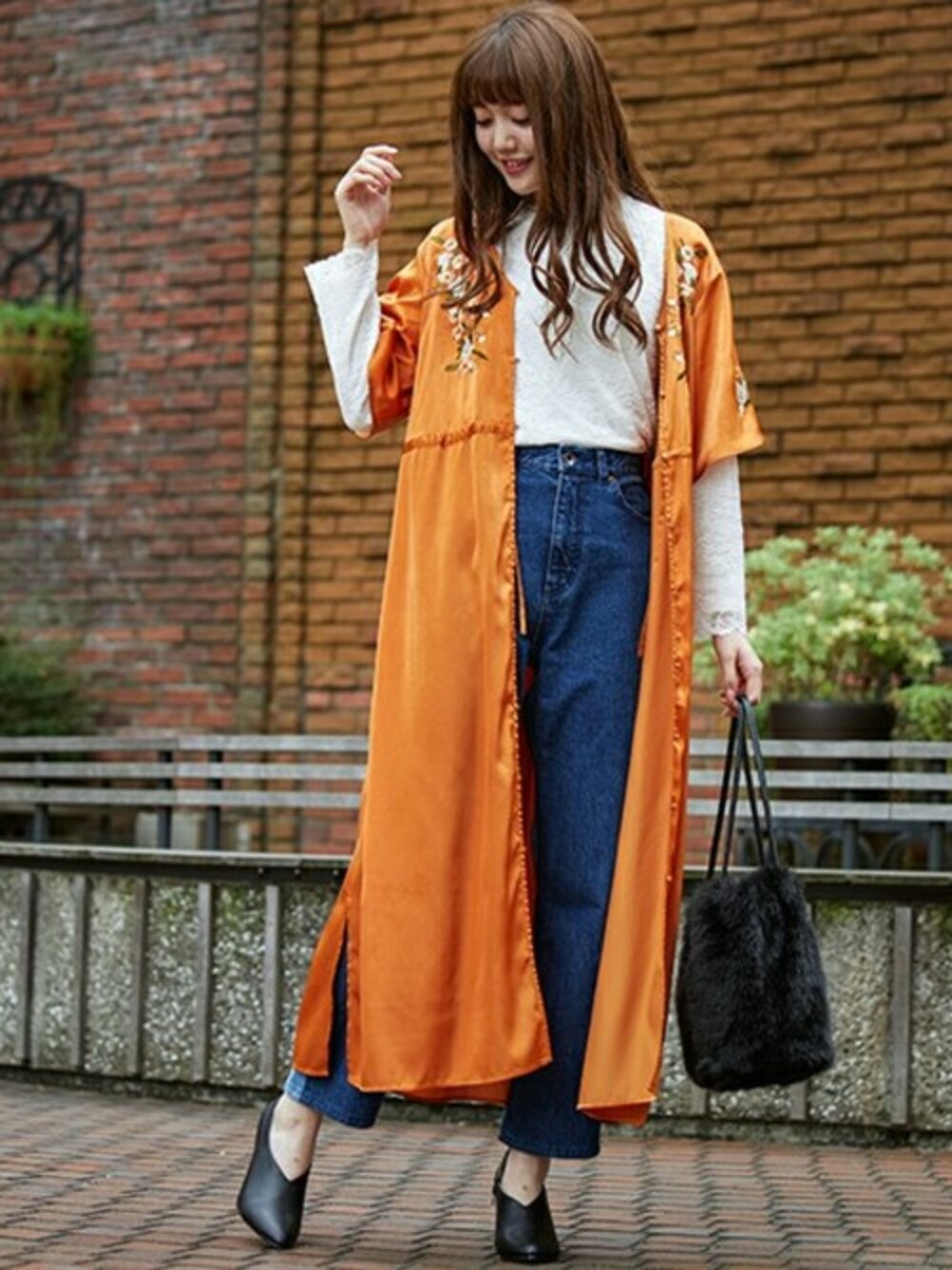 ブラウン系のワンピース、ホワイト系のTシャツ/カットソー、ブルー系のデニムパンツを着用したレディースの夏コーディネートの1枚目の写真