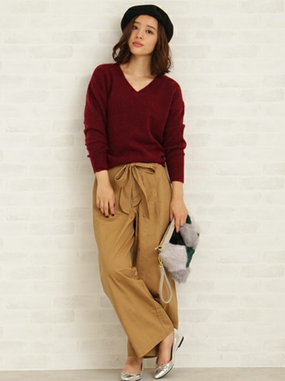 「ニット、パンツ、ベージュ、Vネック、ボルドー、フラットシューズ、大人カジュアル、秋、N. Natural Beauty Basic」｜「N.（N. Natural Beauty Basic）の◆ペルシーVネックニット（ニット/セーター、レッド系）」を使った、N. STAFFさん（レディース・163cm）の秋コーディネートの1枚目の写真