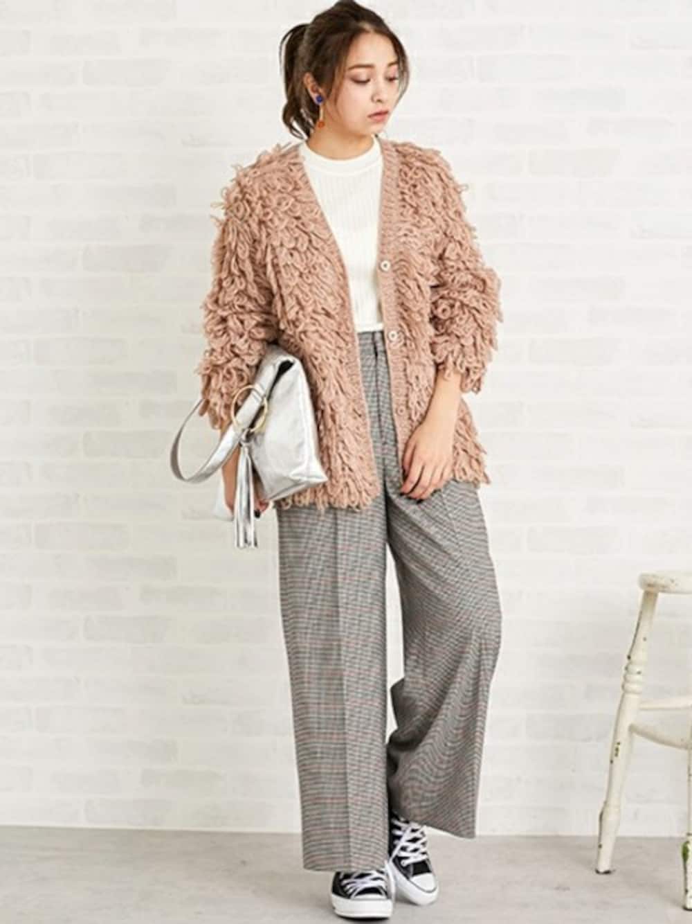 ベージュ系のカーディガン/ボレロ、ホワイト系のニット/セーター、レッド系のその他パンツを着用したレディースの秋コーディネートの1枚目の写真
