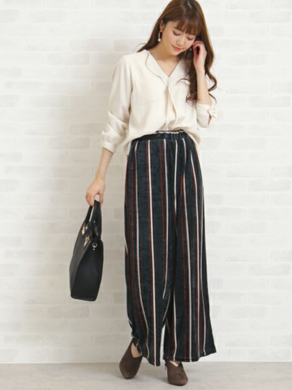 ホワイト系のシャツ/ブラウス、グリーン系のその他パンツ、ブラック系のトートバッグを着用したレディースの秋コーディネートの1枚目の写真