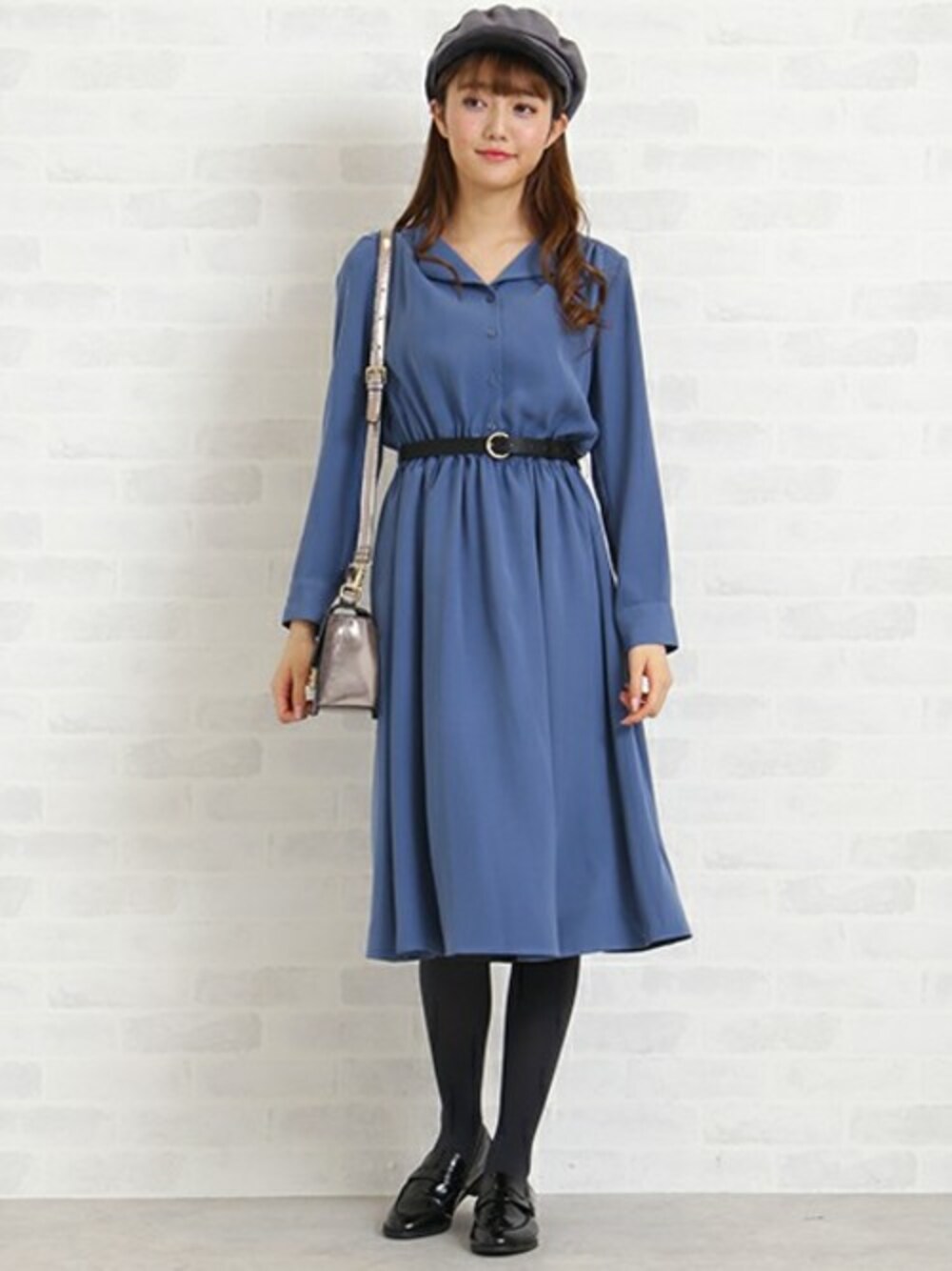 ブルー系のワンピース、シルバー系のショルダーバッグ、ブラック系のローファーを着用したレディースの秋コーディネートの1枚目の写真