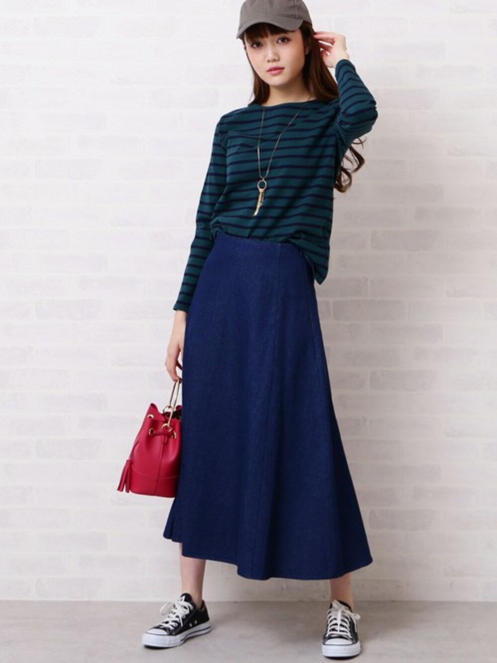 グリーン系のTシャツ/カットソー、ピンク系のトートバッグ、ゴールド系のネックレスを着用したレディースの冬コーディネートの1枚目の写真