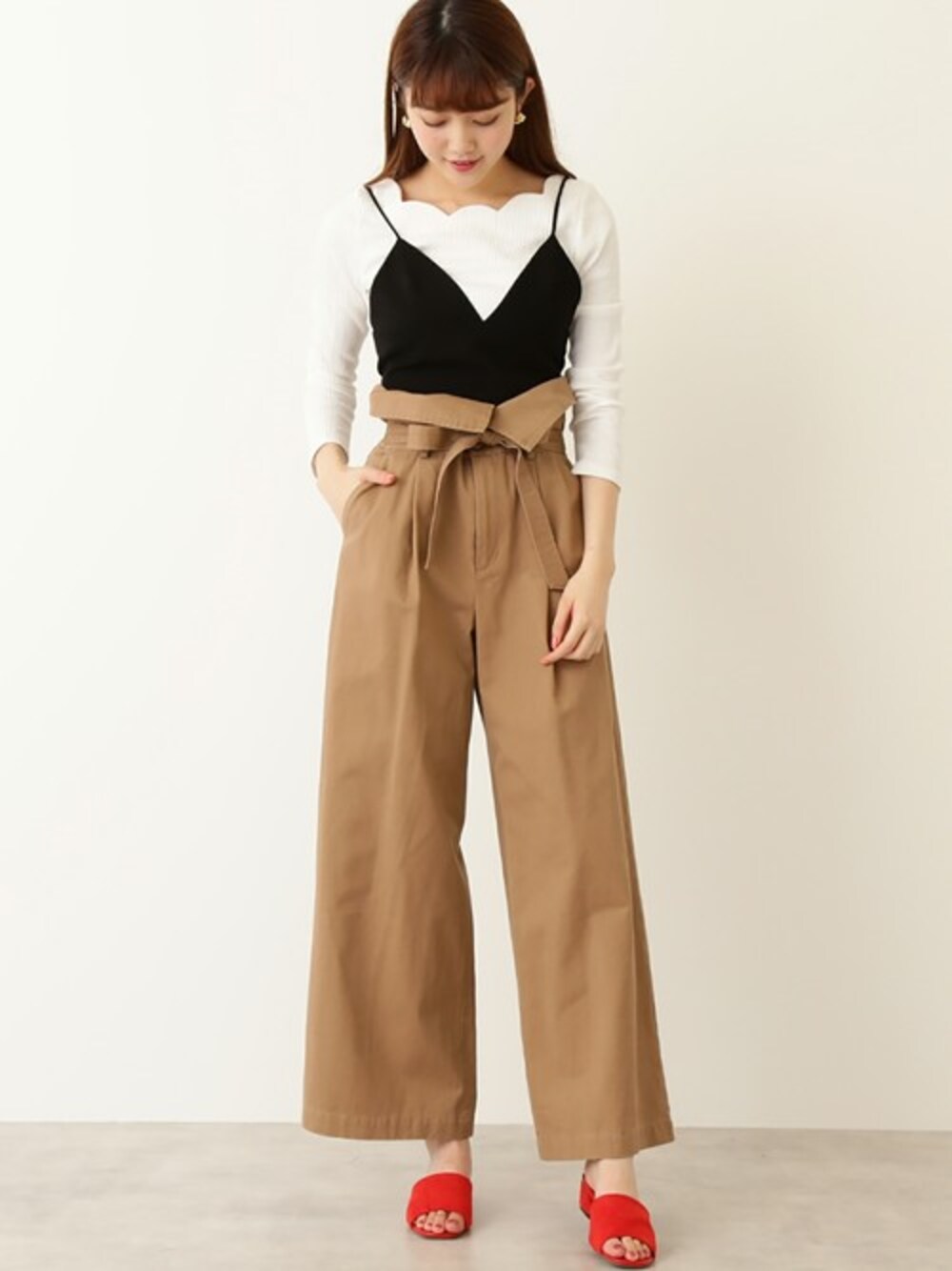 ブラック系のキャミソール、ホワイト系のTシャツ/カットソー、ベージュ系のその他パンツを着用したレディースの春コーディネートの1枚目の写真