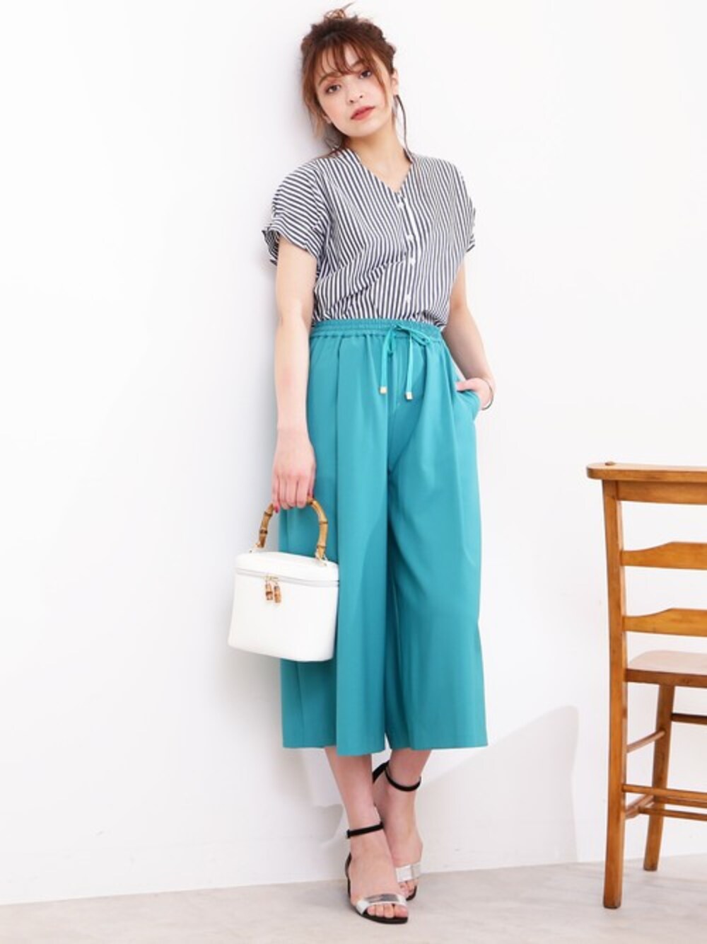 グリーン系のその他パンツ、ゴールド系のバングル/リストバンドを着用したレディースの春コーディネートの1枚目の写真