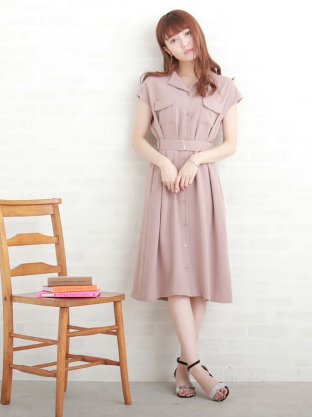 ベージュ系のワンピース、シルバー系のサンダル、ゴールド系のバングル/リストバンドを着用したレディースの夏コーディネートの1枚目の写真