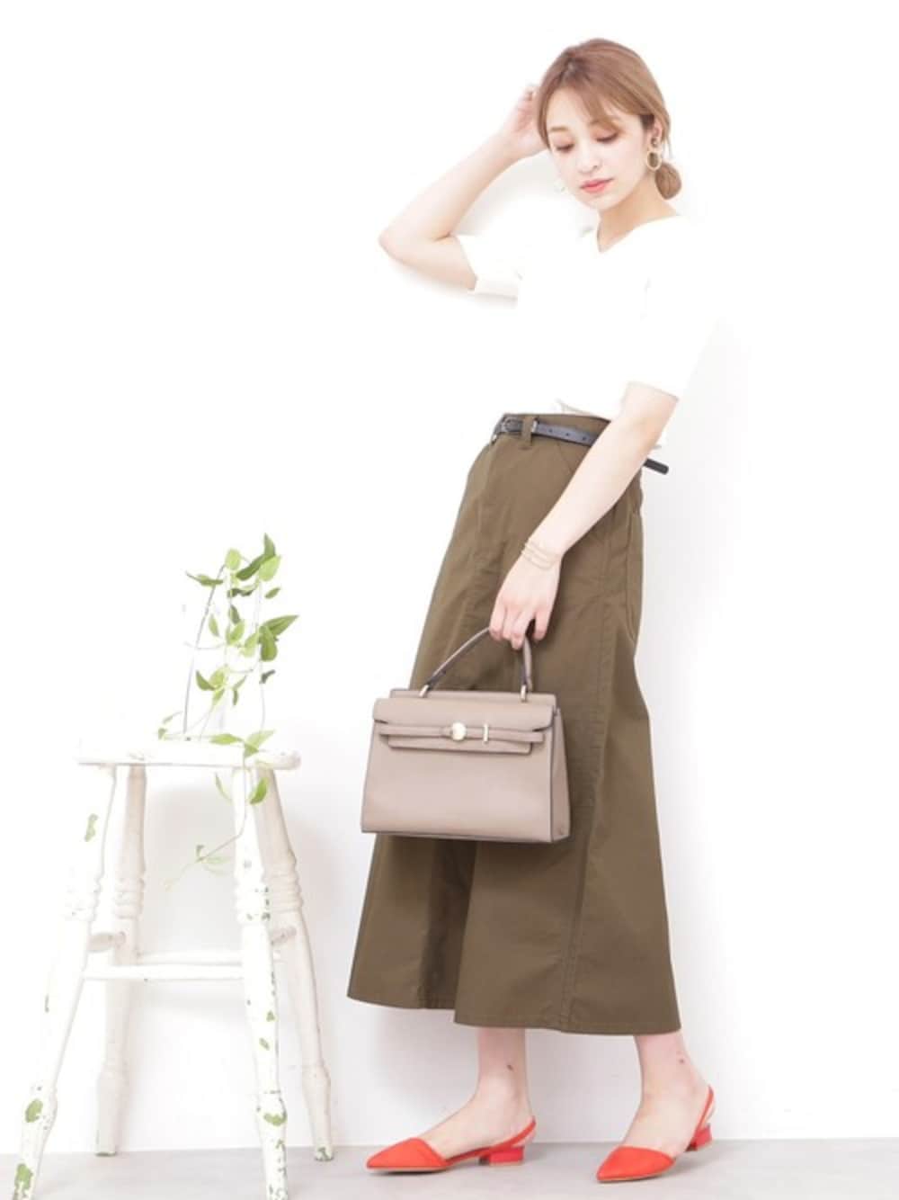 「ニット、カジュアル、大人カジュアル、カーキ、ロングスカート、サマーニット、カジュアルコーデ、チノスカート、nnaturalbeautybasic、エヌドット」｜「N.（N. Natural Beauty Basic）の【追加生産】◆総針Ｖネック五分袖ニット（ニット/セーター、ホワイト系）」を使った、N. STAFFさん（レディース・166cm）の夏コーディネートの1枚目の写真