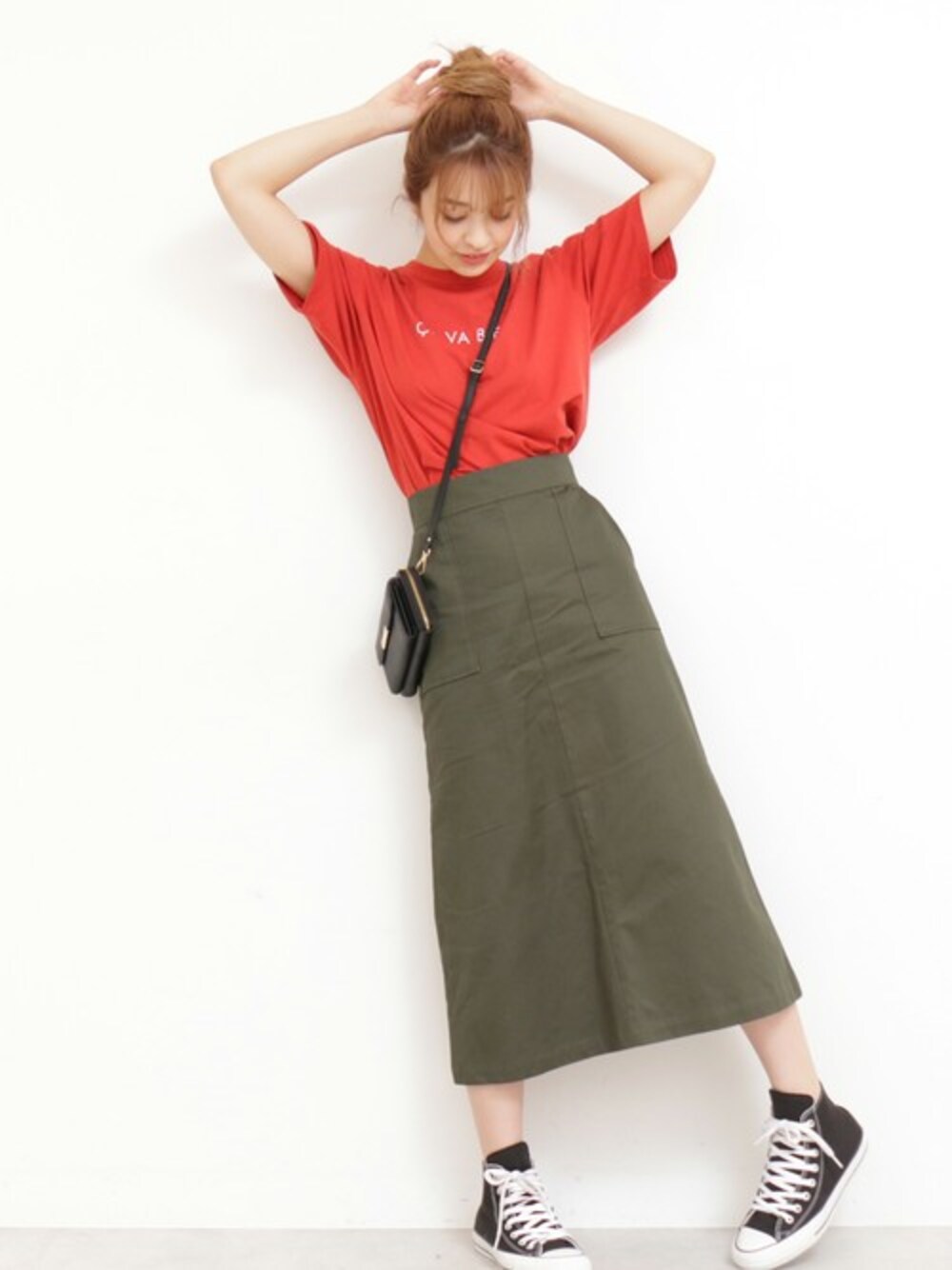 レッド系のTシャツ/カットソー、ブラック系の財布を着用したレディースの夏コーディネートの1枚目の写真