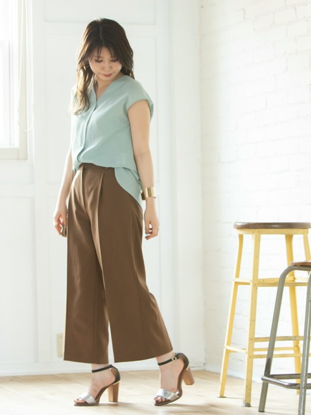 グリーン系のシャツ/ブラウス、ブラウン系のその他パンツ、シルバー系のサンダルを着用したレディースの夏コーディネートの1枚目の写真