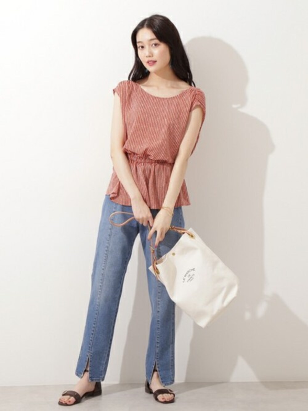 「＃デニム、#ブラウス、#カジュアル、#パンツスタイル、#サンダル、#夏コーデ、#N.、#エヌ、#N. Natural Beauty Basic*、#N. OFFICIAL STAFF」｜「N.（N. Natural Beauty Basic）の2Wayリボンペプラムブラウス（シャツ/ブラウス、オレンジ系）」を使った、N. STAFFさん（レディース・165cm）の夏コーディネートの1枚目の写真
