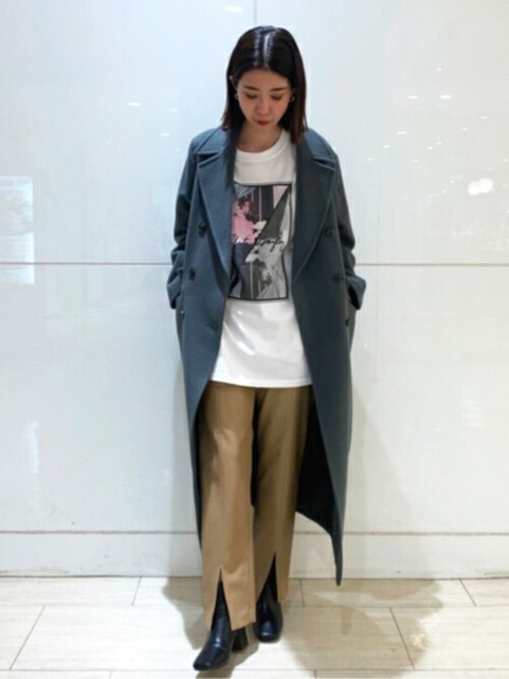 グリーン系のその他アウター、ベージュ系のその他パンツ、ホワイト系のTシャツ/カットソーを着用したレディースの秋コーディネートの1枚目の写真