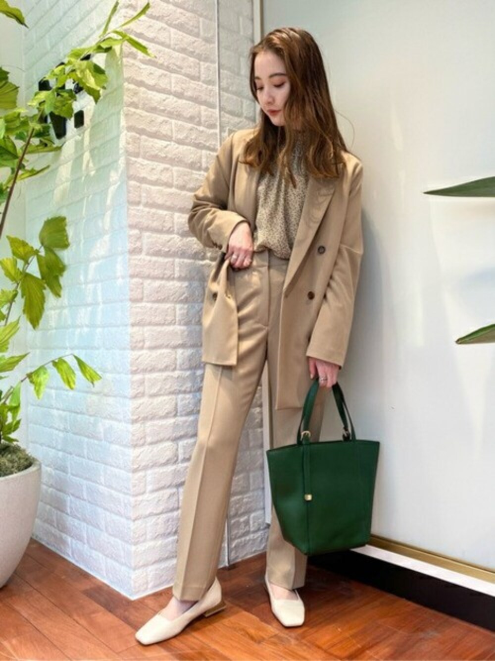 ベージュ系のテーラードジャケット、ベージュ系のその他パンツ、イエロー系のシャツ/ブラウスを着用したレディースの冬コーディネートの1枚目の写真