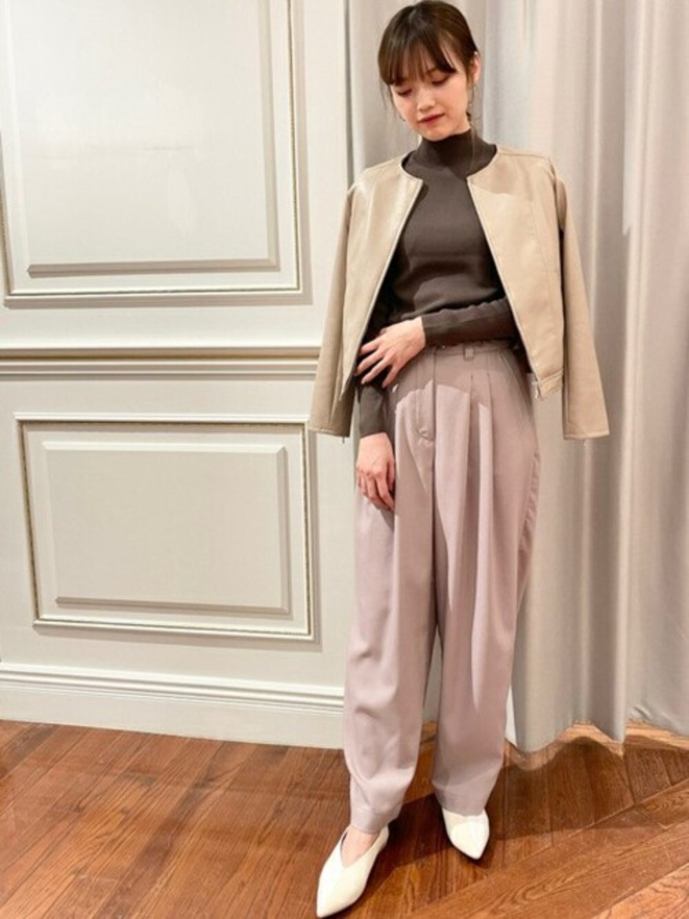 ピンク系のその他パンツ、ブラウン系のニット/セーター、ベージュ系のブルゾンを着用したレディースの冬コーディネートの1枚目の写真