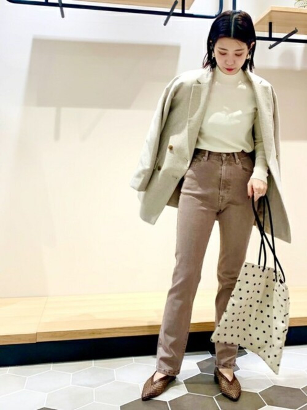 ホワイト系のニット/セーター、ベージュ系のテーラードジャケット、グリーン系のその他パンツを着用したレディースの冬コーディネートの1枚目の写真